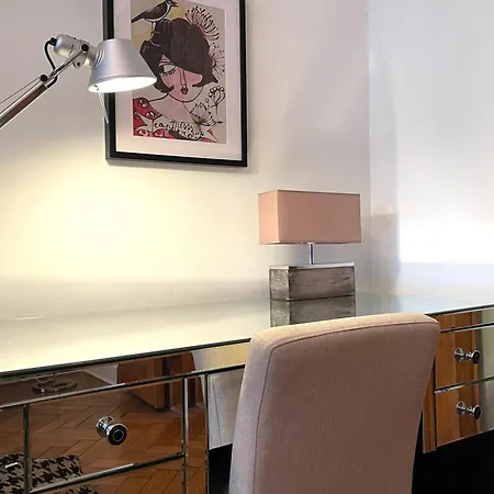 Fantastic In Prime Location - Center West Apartment