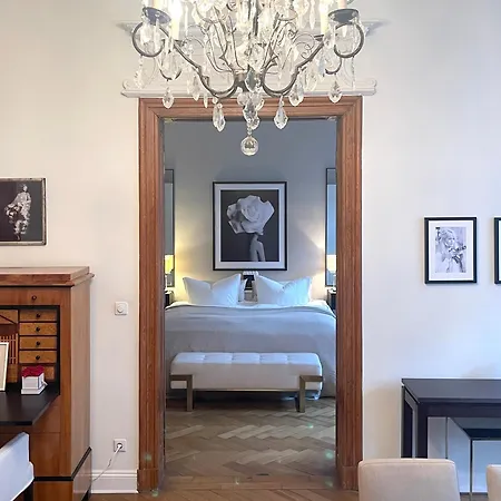Fantastic In Prime Location - Center West Apartment *