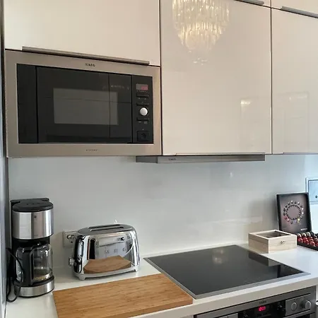 Fantastic In Prime Location - Center West *