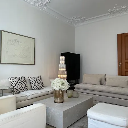 Fantastic In Prime Location - Center West Apartment
