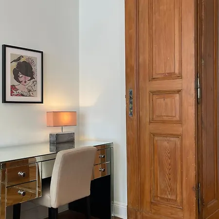 Fantastic In Prime Location - Center West Apartment